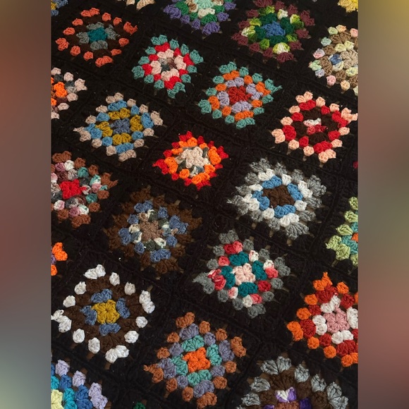 vintage handmade granny square crochet blanket - Picture 4 of 5